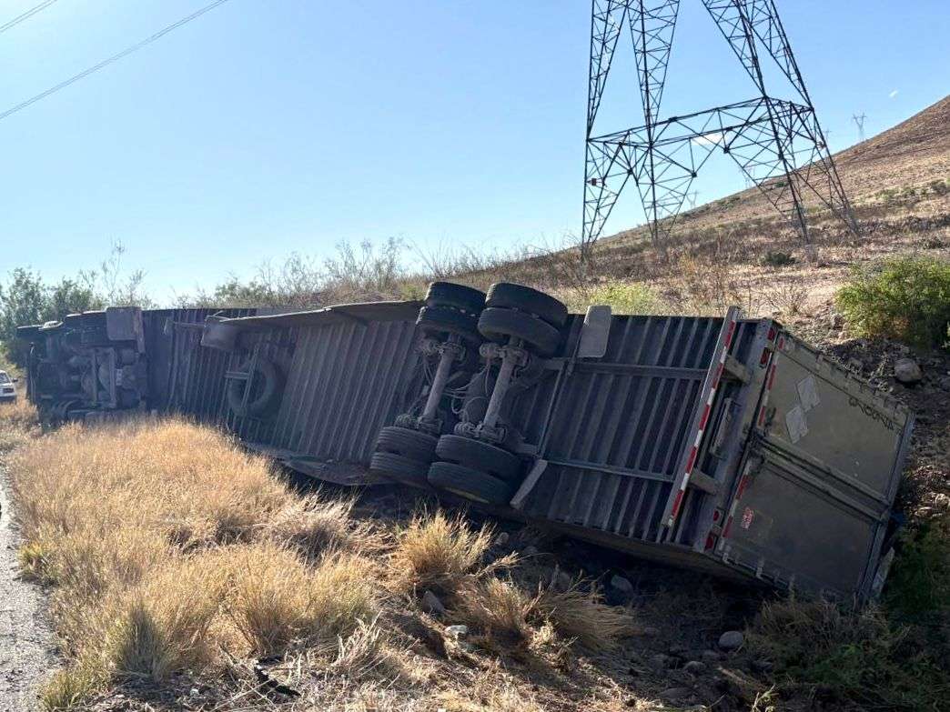 Vuelca tractocamión de Cebollas en carretera a Delicias 
