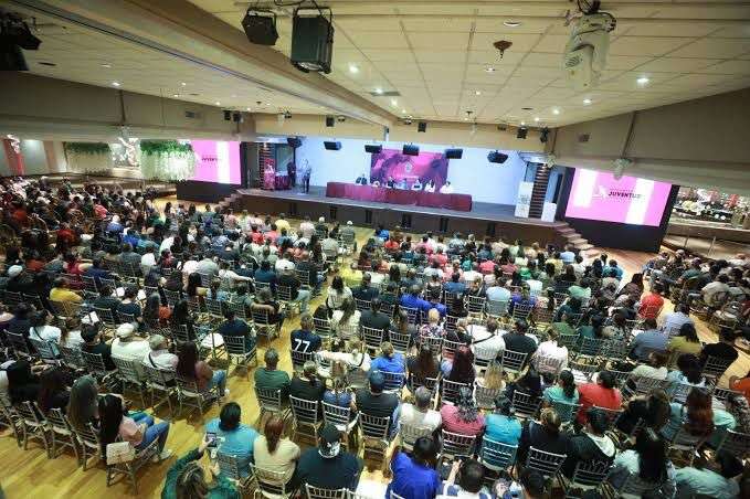 Mantiene Juárez programa único de becas universitarias 