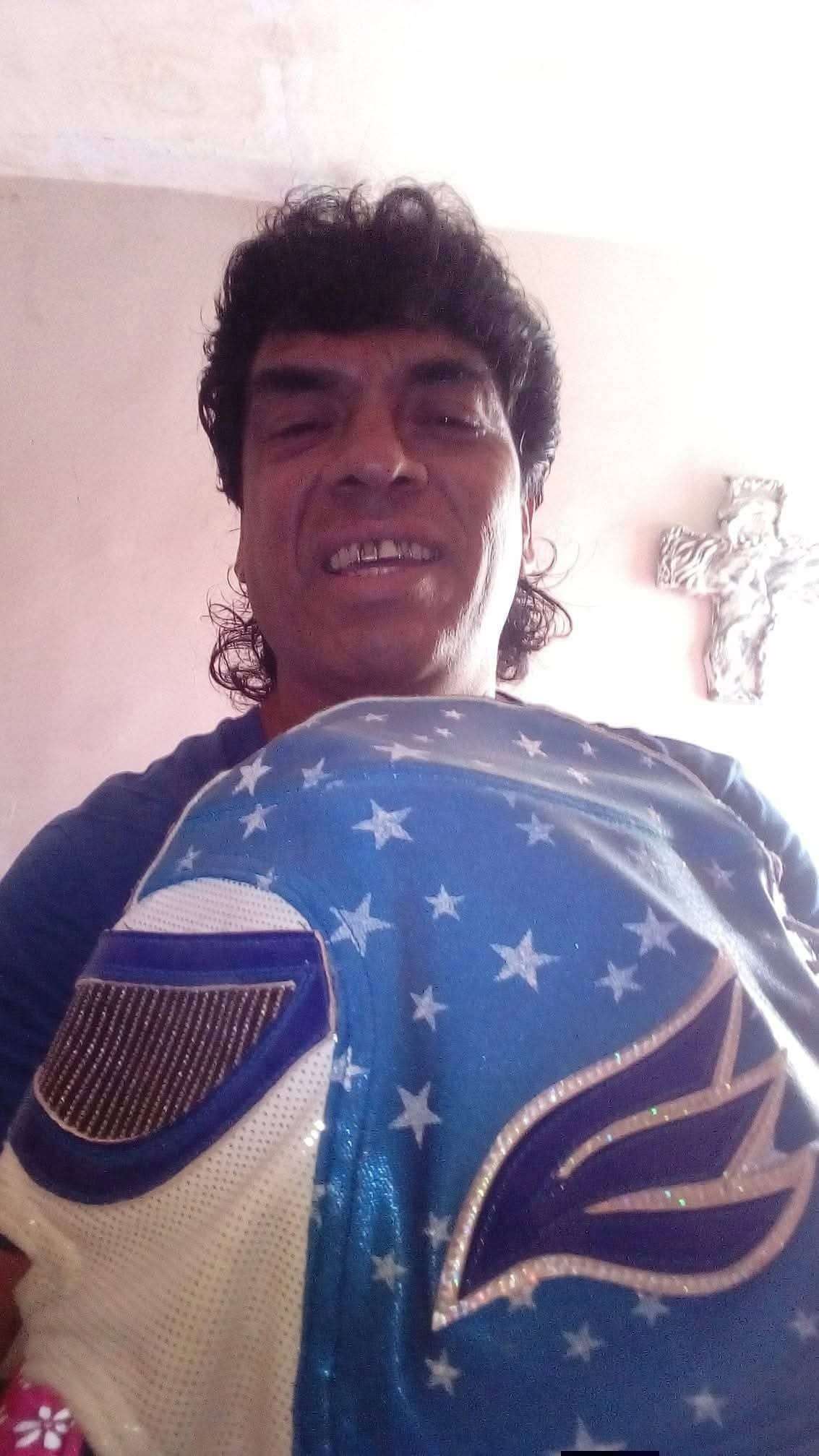 Muere luchador Piloto Calzada arriba del ring en Ciudad Juárez