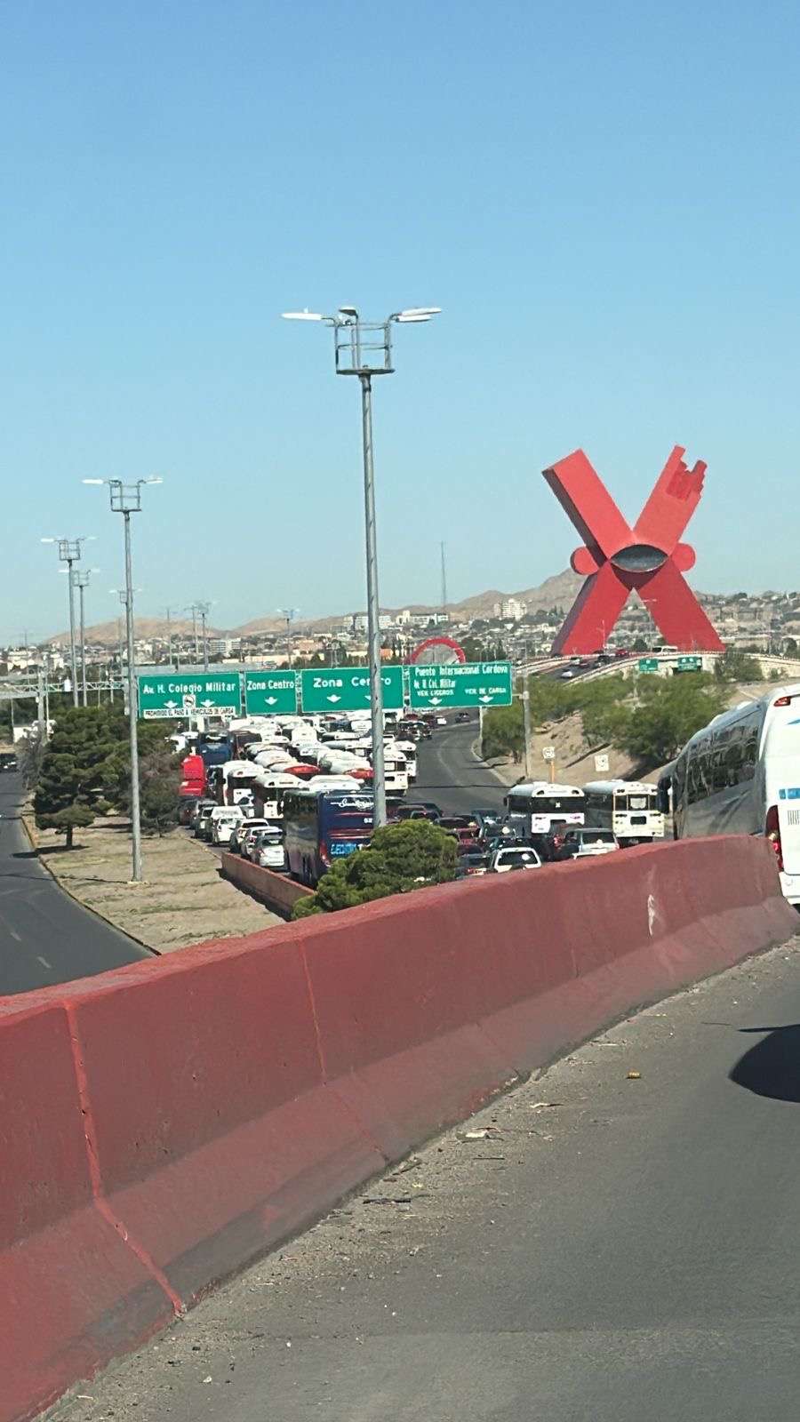 Llenan camiones de transporte accesos a Plaza de la Mexicanidad