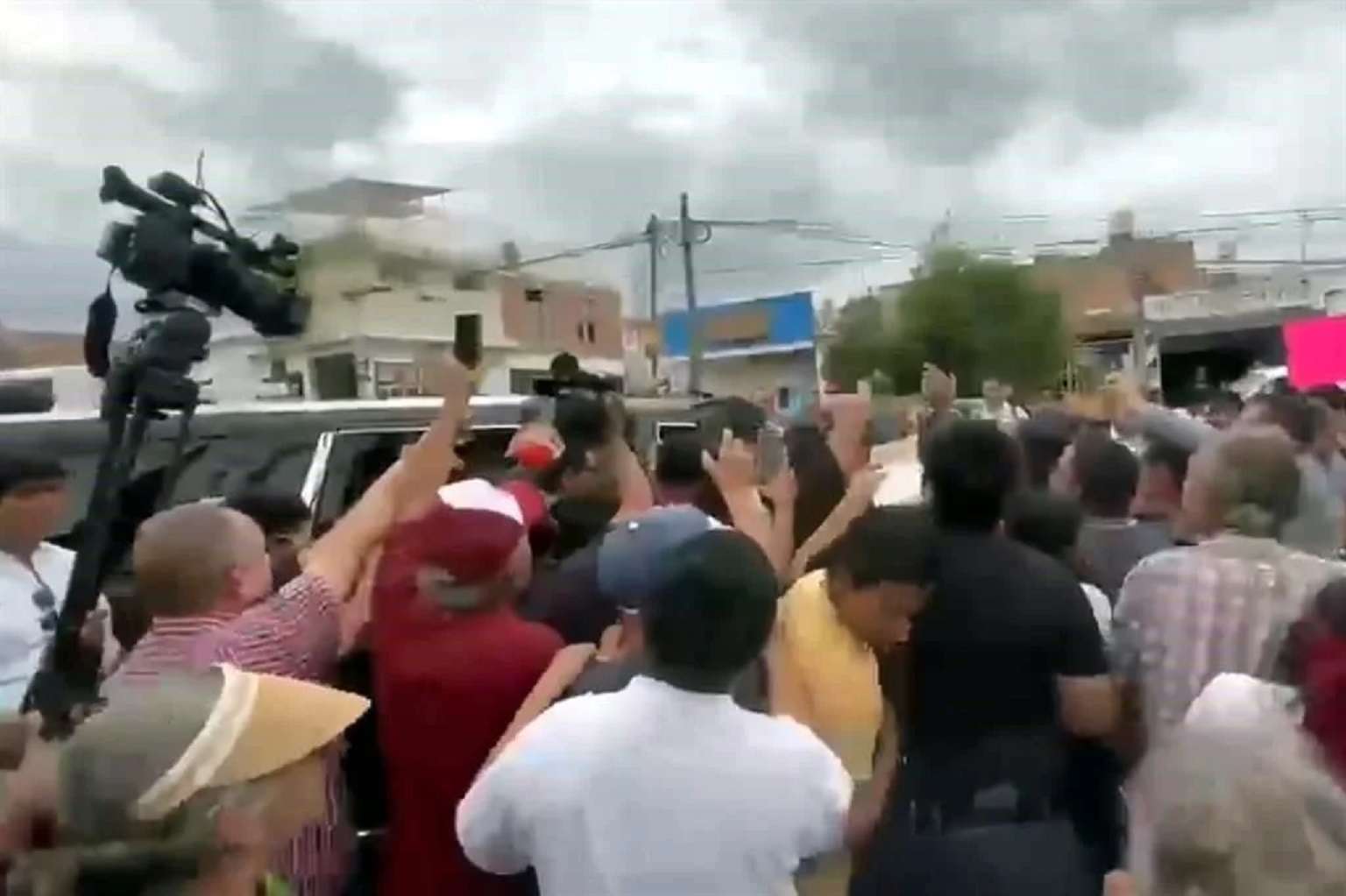 Persiguen maestros a Sheinbaum; cancela gira en Zacatecas