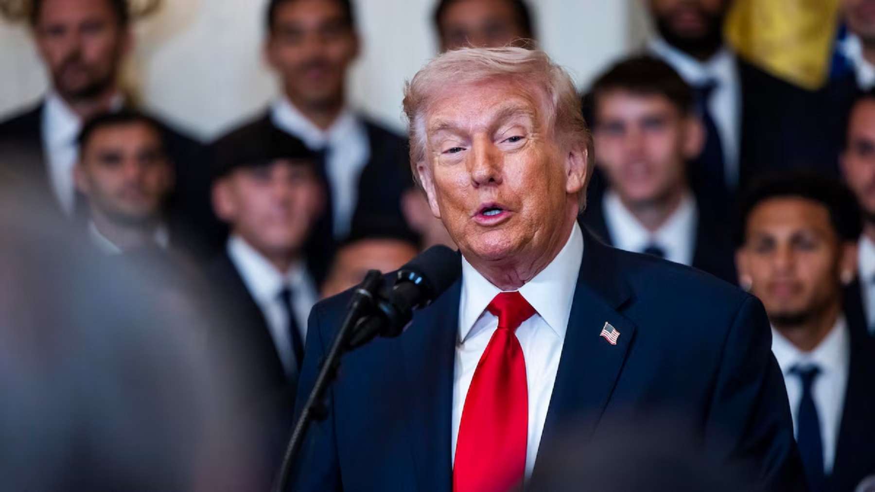Cumple Donald Trump 80 años en medio de dudas sobre su salud