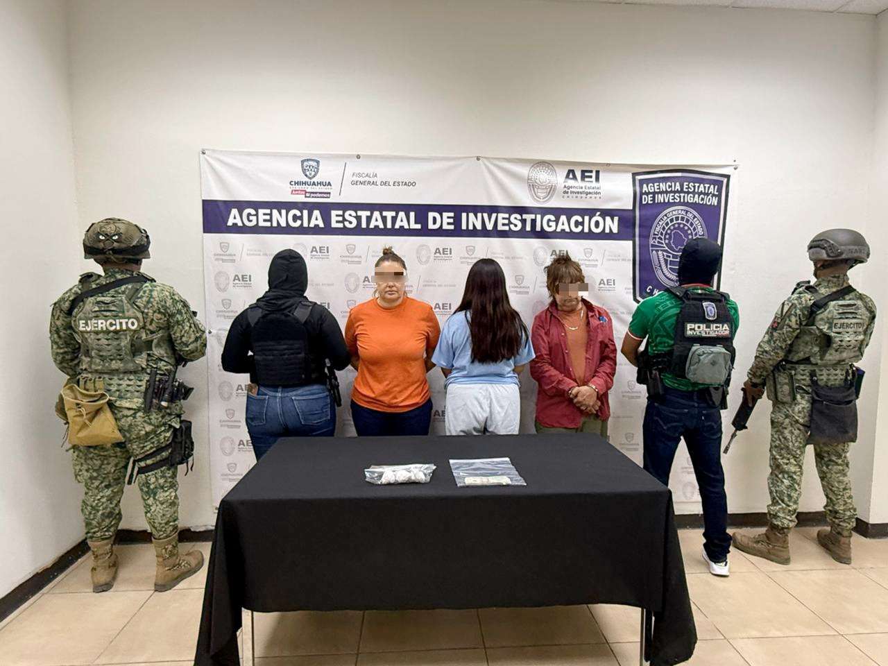 Arrestan a tres en posesión de cocaína durante un cateo