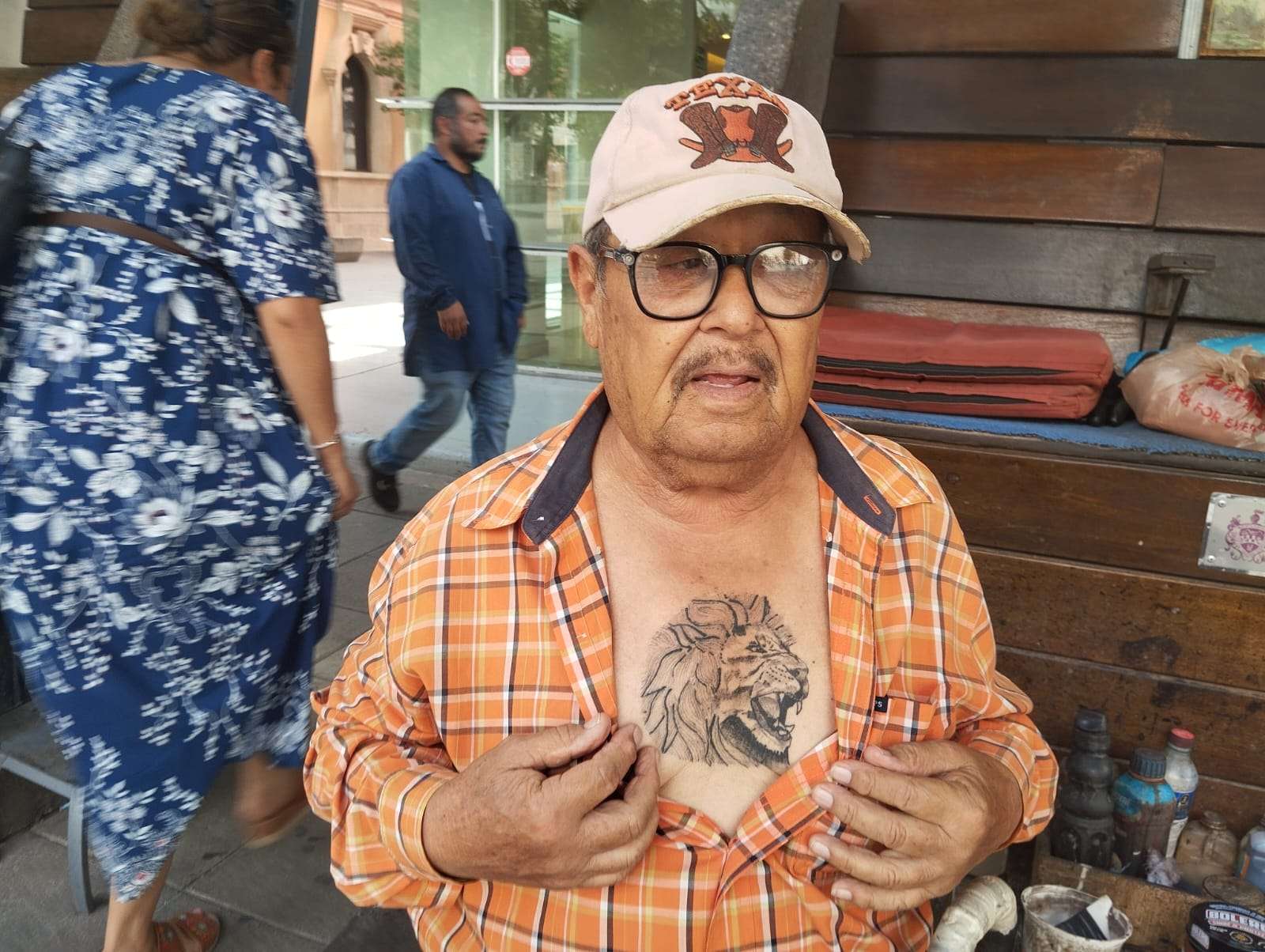 Rompe ex policía estigma al tatuarse por primera vez