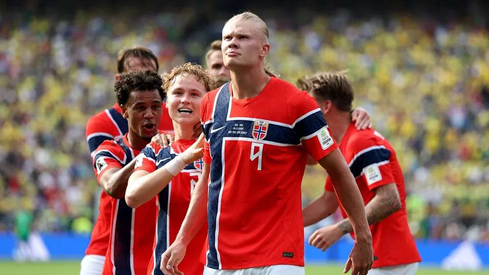 Igualan Noruega e Inglaterra en el primer tiempo; pase a semifinales permanece abierta