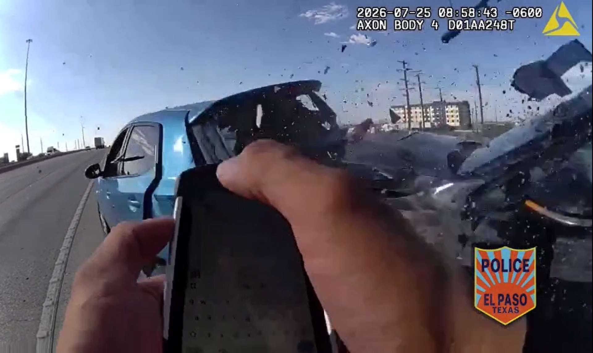 Casi arrolla conductor distraído a oficial vial en Texas