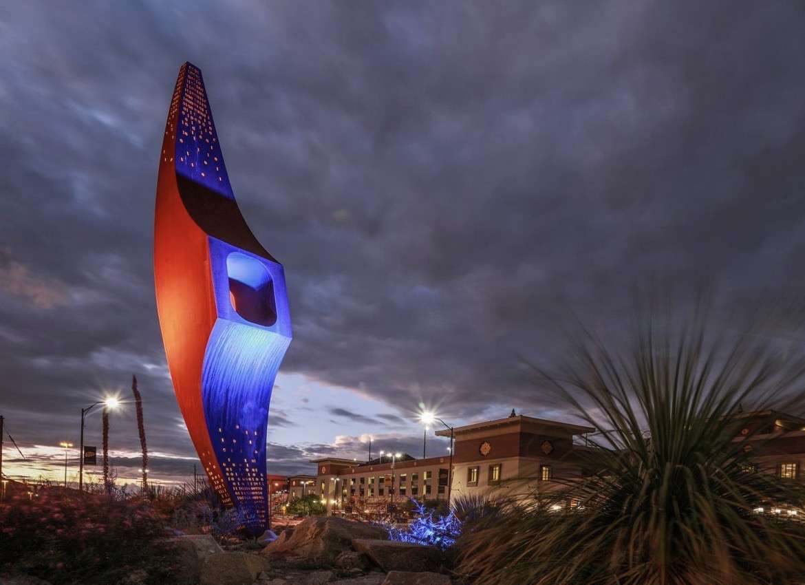 Iluminó UTEP su escultura en memoria de las víctimas de Walmart