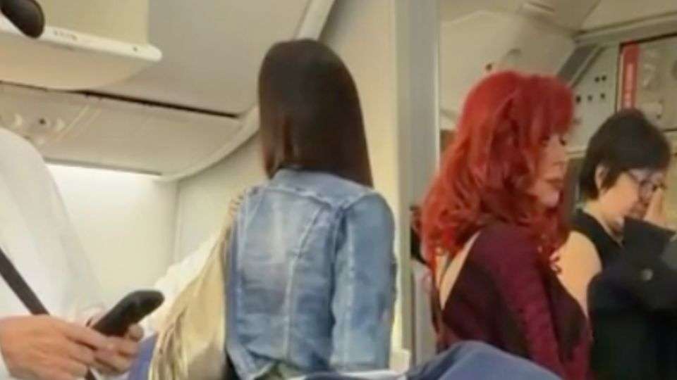 Captan a Layda Sansores viajando en primera clase a España