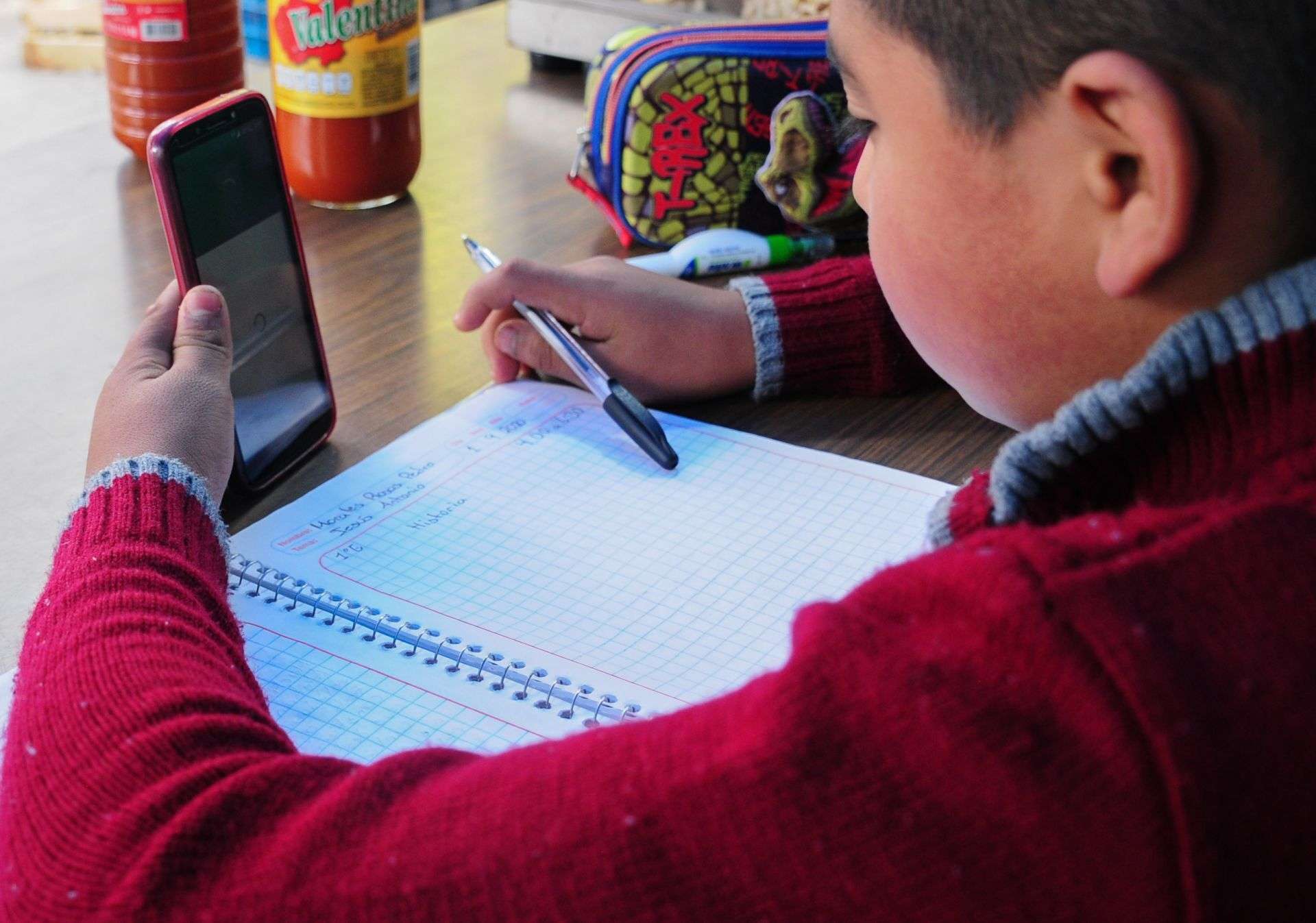 Avanzan más de 20 estados en regulación de celulares en escuelas
