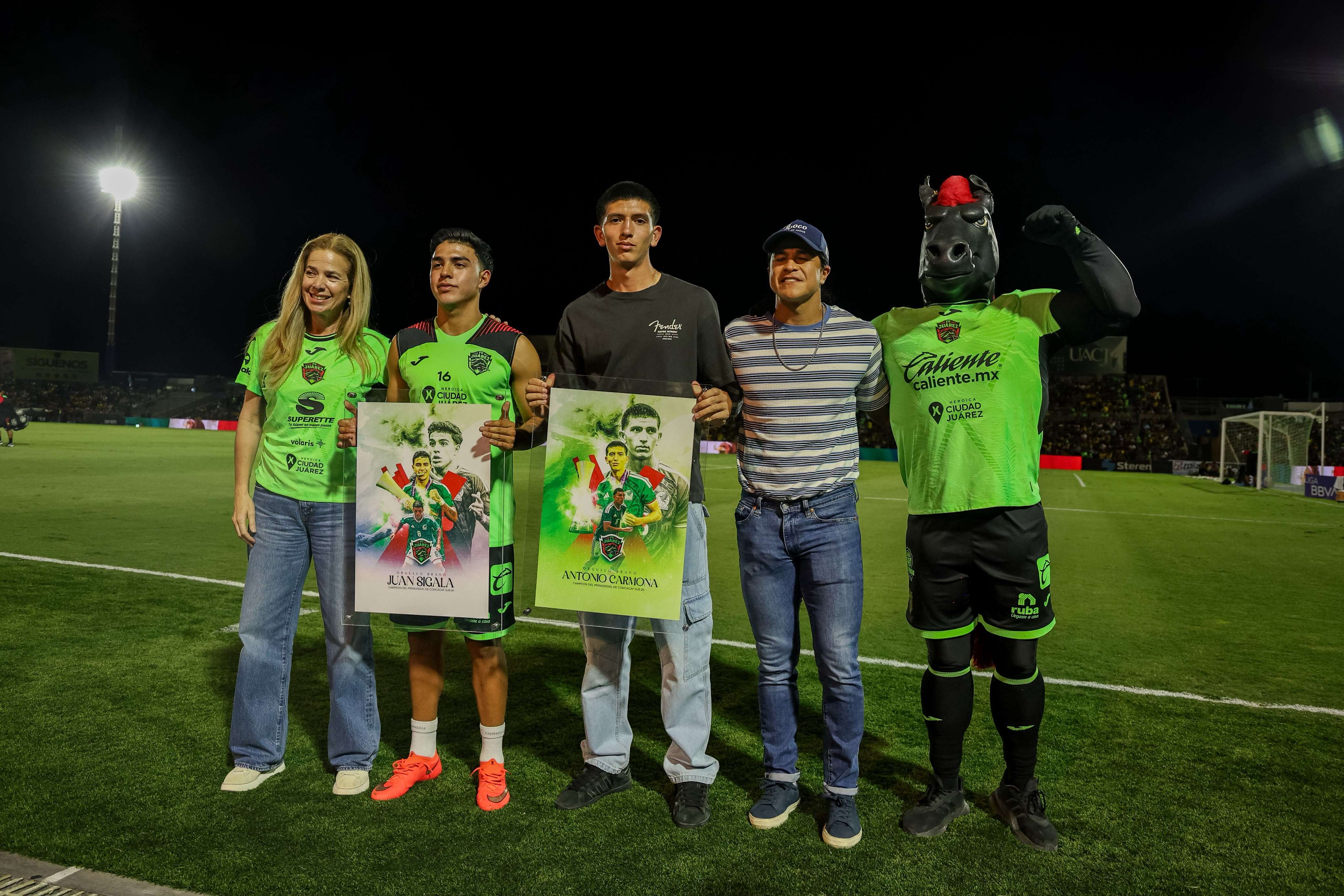 Entregan reconocimiento a Juan Sigala y Antonio Carmona por su título de Premundial Sub-20