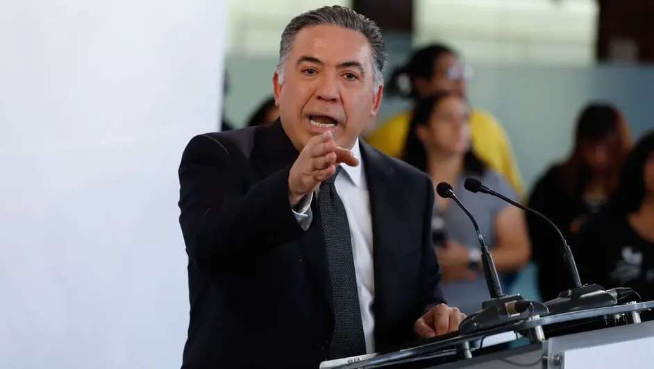 Vuelve Enrique Inzunza al Senado; niega vínculos con el crimen