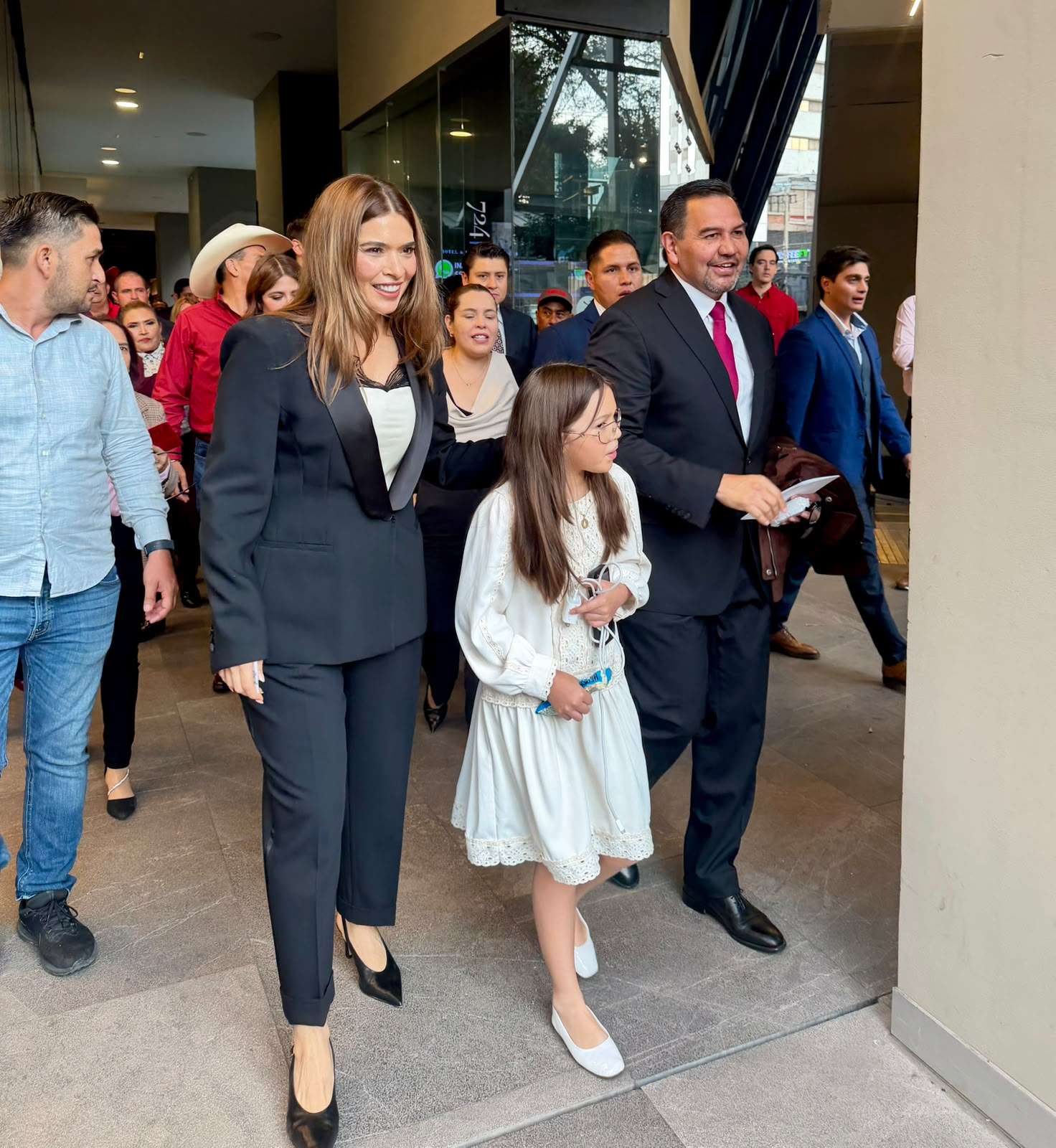 Arropan simpatizantes de Morena a Cruz antes de definición en Chihuahua
