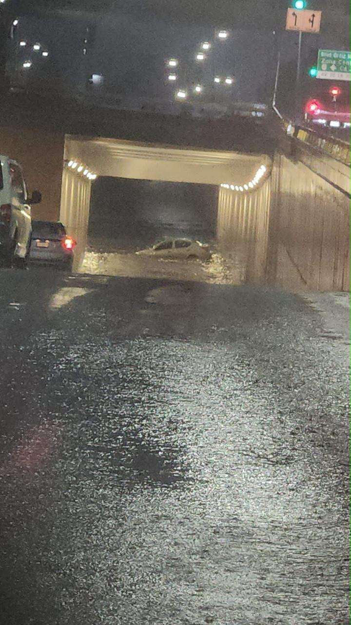 Inunda fuerte lluvia paso a desnivel de La Cantera